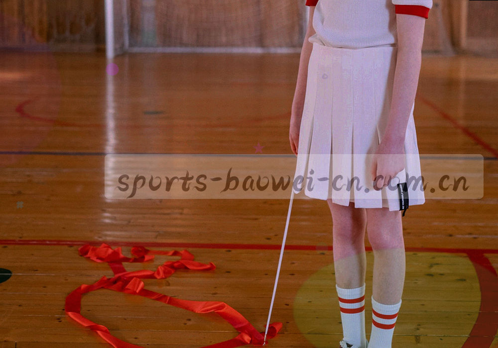 三列数据并排的抽象对照界面，列头用橙红标签标出